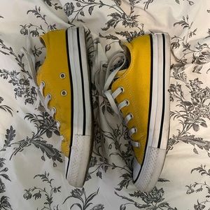 Yellow low top converse